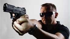 Autor reportáže, čerstvý držitel zbrojního průkazu. Autor reportáže, čerstvý držitel zbrojního průkazu.
