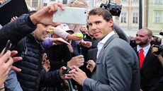 Tenista Rafael Nadal vyrazil do davu fanouk na Staromstském námstí. (20....