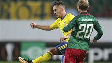 Zlínský Daniel Holzer v souboji s fotbalistou Lokomotivu Moskva Vladislavem...