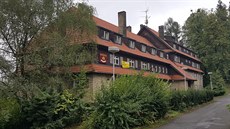 Kdysi vyhledávaný horský hotel, nyní opuštěná stavba - to je Vlčina. Kdysi vyhledávaný horský hotel, nyní opuštěná stavba - to je Vlčina.