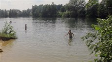 Do pískovny u obce Jindřiš na Jindřichohradecku se lidé jezdí koupat. Do pískovny u obce Jindřiš na Jindřichohradecku se lidé jezdí koupat.