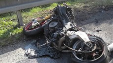 Motorkář přejel za Rájovem do protisměru, kde narazil do auta. Nehodu nepřežil.... Motorkář přejel za Rájovem do protisměru, kde narazil do auta. Nehodu nepřežil....