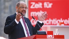 Bhem svého projevu se Schulz pustil i do kritiky Merkelové. (23. záí 2017)
