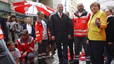 Merkelová během své návštěvy nacvičovala oživování na umělohmotné figuríně.... Merkelová během své návštěvy nacvičovala oživování na umělohmotné figuríně....