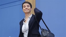 Frauke Petryová, pedsedkyn strany AfD, pi odchodu ze spolené konference...