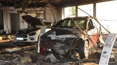Požár poničil v mladoboleslavském autosalonu šest aut, škoda je deset milionů... Požár poničil v mladoboleslavském autosalonu šest aut, škoda je deset milionů...