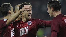 KONEČNĚ RADOST Sparťanští fotbalisté David Lafata (zleva), Václav Kadlec a... KONEČNĚ RADOST Sparťanští fotbalisté David Lafata (zleva), Václav Kadlec a...