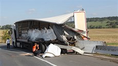 Na železničním přejezdu u Obrataně na Pelhřimovsku se srazil kamion s osobním... Na železničním přejezdu u Obrataně na Pelhřimovsku se srazil kamion s osobním...