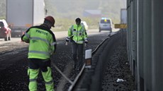 Silničáři a pracovníci specializované firmy uklízí tuny uhlí, které se v pátek... Silničáři a pracovníci specializované firmy uklízí tuny uhlí, které se v pátek...