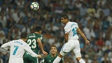 Casemiro z Realu Madrid hlavikuje na branku Betisu Sevilla.