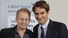 Noviná René Stauffer (vlevo) a tenisová legenda Roger Federer.