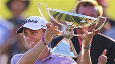 Justin Thomas s trofejí pro vítěze FedEx Cupu. Justin Thomas s trofejí pro vítěze FedEx Cupu.