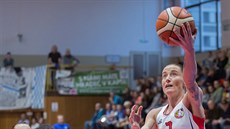 Hradecká Kateřina Bartoňová (vpravo) zakončuje v derby s Trutnovem. Hradecká Kateřina Bartoňová (vpravo) zakončuje v derby s Trutnovem.