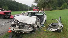 Při předjíždění kamionu v Ludkovicích se čelně střetla dvě vozidla, v jednom z... Při předjíždění kamionu v Ludkovicích se čelně střetla dvě vozidla, v jednom z...