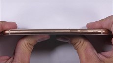 iPhone 8 zakusil i klasickou ohybovou zkoušku. A uspěl, k nevratným deformacím... iPhone 8 zakusil i klasickou ohybovou zkoušku. A uspěl, k nevratným deformacím...