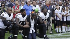 Hráči Baltimore Ravens poklekli při hymně na londýnském Wembley s Jacksonville... Hráči Baltimore Ravens poklekli při hymně na londýnském Wembley s Jacksonville...