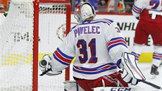 Brankář Ondřej Pavelec z NewYork Rangers krátce poté, co inkasoval rozhodující... Brankář Ondřej Pavelec z NewYork Rangers krátce poté, co inkasoval rozhodující...