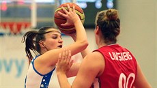 Kateřina Rokošová (vlevo) z Karlových Varů útočí, Kyara Linskensová z Nymburka... Kateřina Rokošová (vlevo) z Karlových Varů útočí, Kyara Linskensová z Nymburka...