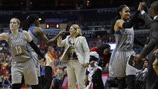 Basketbalisty z Minnesota Lynx slaví, vlevo Lindsay Whalenová, s trenérkou...