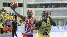 Pardubický basketbalista Dominez Burnett (vlevo) zakončuje kolem Christophera... Pardubický basketbalista Dominez Burnett (vlevo) zakončuje kolem Christophera...