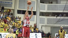 Pardubický basketbalista Jackson Kent stílí na ko rumunského Sibiu.