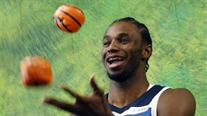 Andrew Wiggins z Minnesoty je také zdatným žonglérem. Andrew Wiggins z Minnesoty je také zdatným žonglérem.
