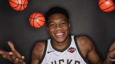 Janis Adetokunbo z Milwaukee v roli žongléra Janis Adetokunbo z Milwaukee v roli žongléra
