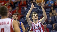 Pardubický basketbalista Josef Potoček útočí na koš Sibiu. Pardubický basketbalista Josef Potoček útočí na koš Sibiu.