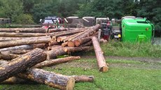 U Stěžer na Hradecku se pod kamionem utrhla krajnice (25.9.2017). U Stěžer na Hradecku se pod kamionem utrhla krajnice (25.9.2017).
