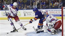 Ondřej Pavelec v brance NY Rangers pozoruje, jestli puk odveze do bezpečí jeho... Ondřej Pavelec v brance NY Rangers pozoruje, jestli puk odveze do bezpečí jeho...
