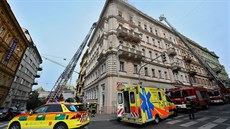 Požár sauny v Praze 2 v ulici Legerova. Hasiči evakuují lidi žebříkem... Požár sauny v Praze 2 v ulici Legerova. Hasiči evakuují lidi žebříkem...