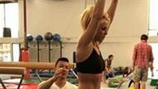 Britney Spears se svým trenérem bhem tréninku.