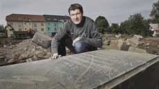 Starosta Stříbra Karel Lukeš ukazuje náhrobek nalezený při stavbě školky. (19.... Starosta Stříbra Karel Lukeš ukazuje náhrobek nalezený při stavbě školky. (19....