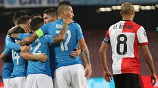 RADOST A BÍDA. Fotbalisté Neapole oslavují gól, kapitán Feyenoordu Karim El... RADOST A BÍDA. Fotbalisté Neapole oslavují gól, kapitán Feyenoordu Karim El...