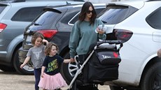 Megan Foxová a její synové Noah a Bodhi (Malibu, 29. íjna 2016)