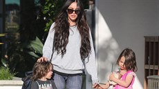 Megan Foxová a její synové Bodhi a Noah (Malibu, 1. kvtna 2017)