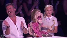 Simon Cowell a Darci Lynne Farmerová v show Amerika má talent (Los Angeles, 5.... Simon Cowell a Darci Lynne Farmerová v show Amerika má talent (Los Angeles, 5....