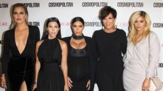 Khloé, Kourtney a Kim Kardashianovy, jejich matka Kris Jennenrová a sestra...