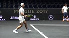 Nadal na trninku daroval podepsan mky divkm