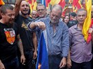 Mu pálí Esteladu - katalánskou separatistickou vlajku, bhem demonstrace za...