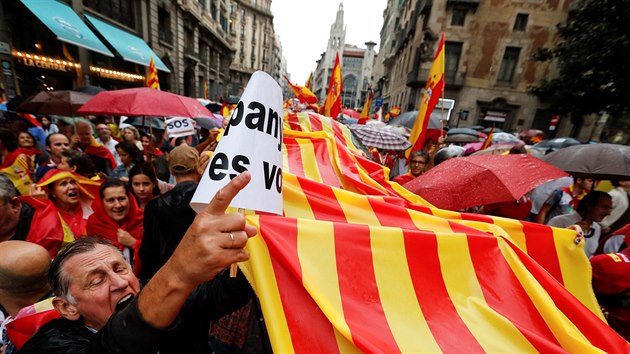 panlsko se pipravuje na nedln referendum o nezvislosti Katalnska. Do ulic vyly tisce lid. (30. z 2017)