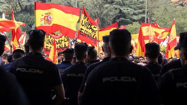 panlsko se pipravuje na nedln referendum o nezvislosti Katalnska. Do ulic vyly tisce lid. (30. z 2017)