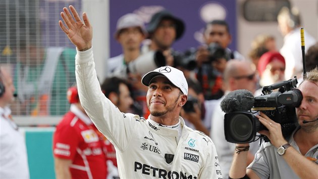 Lewis Hamilton se usmv po vyhran kvalifikaci na Velkou cenu Malajsie.