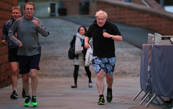 Britský ministr zahranií Boris Johnson si na konferenci Konzervativní strany v...