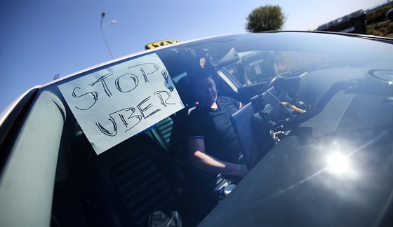 Brnntí taxikái vyjeli na podporu praských koleg na protest proti Uberu....