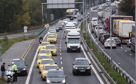 Taxikái protestují také proti alternativním taxislubám. (Praha, 2.íjna 2017)