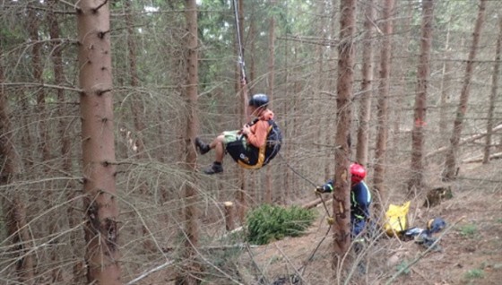 Lezecká skupina hasi z Frýdku-Místku zachraovala paraglidistu ze smrku v...