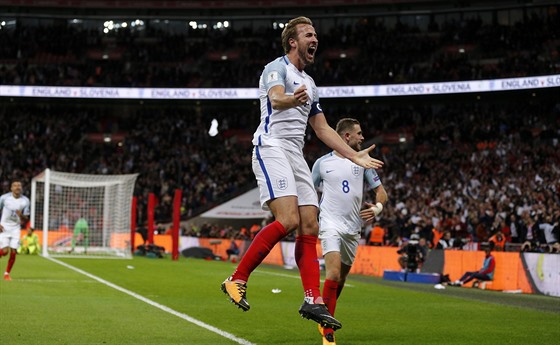 Útoník Harry Kane v anglickém reprezentaním dresu s kapitánskou páskou.