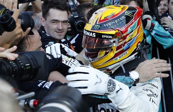 Lewis Hamilton z Mercedesu slaví vítzství ve Velké cen Japonska.
