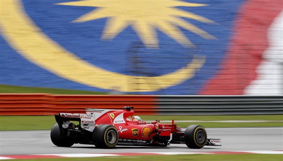 Sebastian Vettel bojuje ve Velké cen Malajsie.